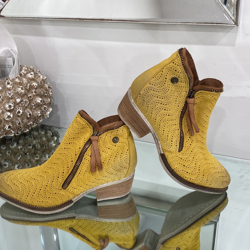 Coque Terra Leather Booties Western style Zippers Distressed Yellow size 7